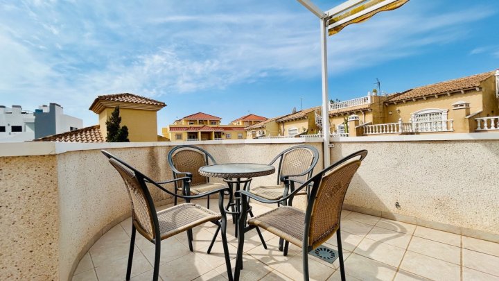 Villa mit 2 Schlafzimmern, 2 Bädern, Dachterrasse, Sauna und Gemeinschaftspool