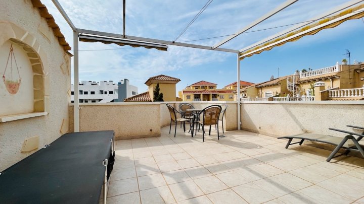 Villa mit 2 Schlafzimmern, 2 Bädern, Dachterrasse, Sauna und Gemeinschaftspool