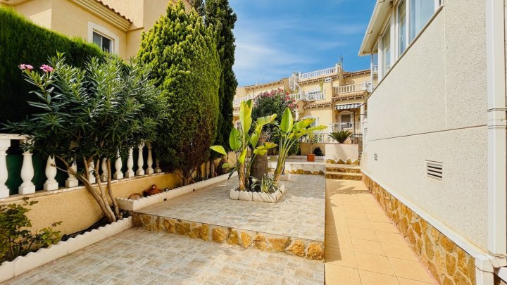 Villa mit 2 Schlafzimmern, 2 Bädern, Dachterrasse, Sauna und Gemeinschaftspool