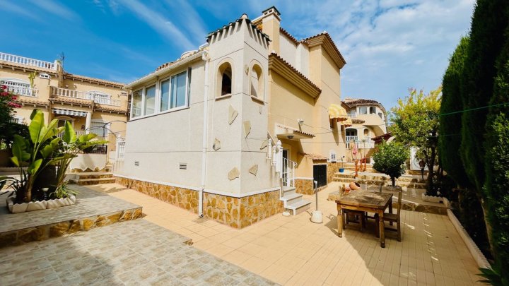 Villa mit 2 Schlafzimmern, 2 Bädern, Dachterrasse, Sauna und Gemeinschaftspool