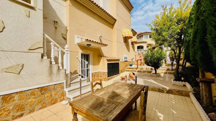 Villa mit 2 Schlafzimmern, 2 Bädern, Dachterrasse, Sauna und Gemeinschaftspool