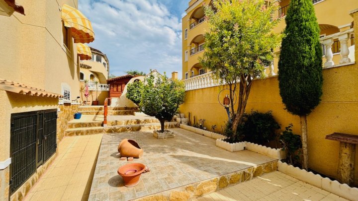 Villa mit 2 Schlafzimmern, 2 Bädern, Dachterrasse, Sauna und Gemeinschaftspool