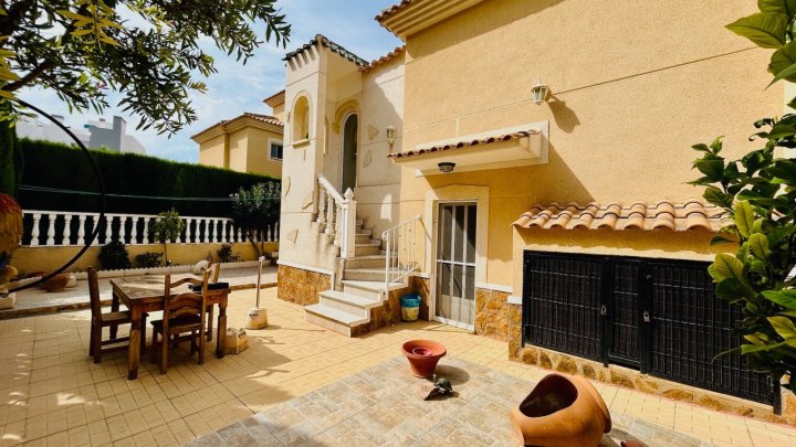 Villa mit 2 Schlafzimmern, 2 Bädern, Dachterrasse, Sauna und Gemeinschaftspool