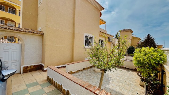 Villa mit 2 Schlafzimmern, 2 Bädern, Dachterrasse, Sauna und Gemeinschaftspool