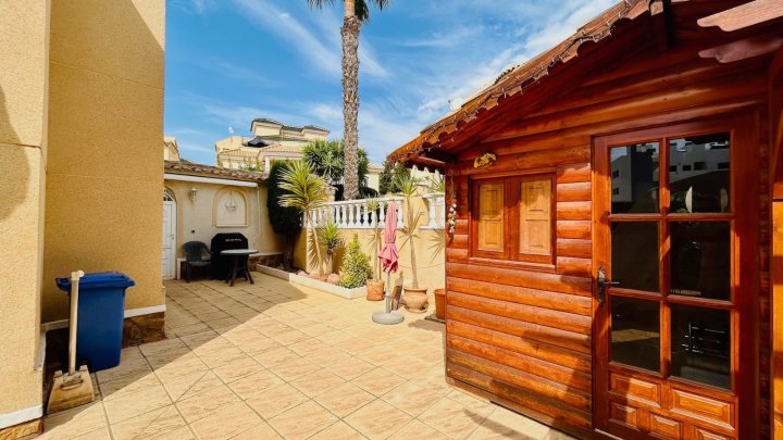 Villa mit 2 Schlafzimmern, 2 Bädern, Dachterrasse, Sauna und Gemeinschaftspool
