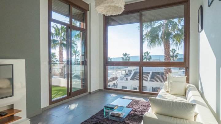 Moderne Obergeschoss-Wohnung mit 2 Schlafzimmern, 2 Bädern, Dachterrasse und Gemeinschaftspool im La Finca Golf and Spa Resort