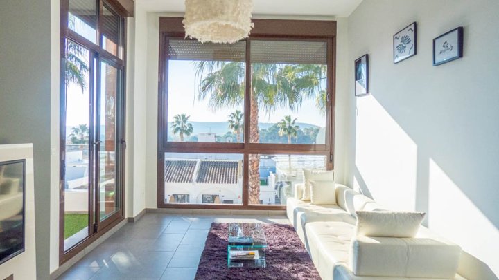 Moderne Obergeschoss-Wohnung mit 2 Schlafzimmern, 2 Bädern, Dachterrasse und Gemeinschaftspool im La Finca Golf and Spa Resort