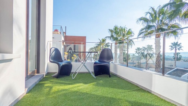 Moderne Obergeschoss-Wohnung mit 2 Schlafzimmern, 2 Bädern, Dachterrasse und Gemeinschaftspool im La Finca Golf and Spa Resort