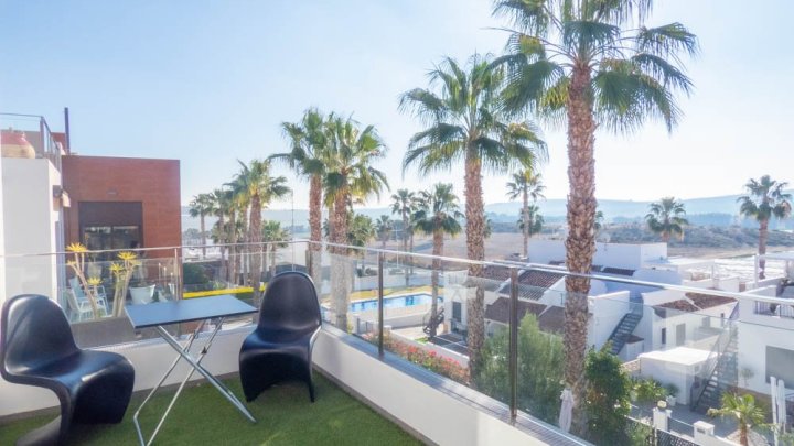 Moderne Obergeschoss-Wohnung mit 2 Schlafzimmern, 2 Bädern, Dachterrasse und Gemeinschaftspool im La Finca Golf and Spa Resort