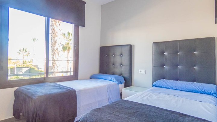 Moderne Obergeschoss-Wohnung mit 2 Schlafzimmern, 2 Bädern, Dachterrasse und Gemeinschaftspool im La Finca Golf and Spa Resort