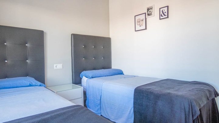 Moderne Obergeschoss-Wohnung mit 2 Schlafzimmern, 2 Bädern, Dachterrasse und Gemeinschaftspool im La Finca Golf and Spa Resort
