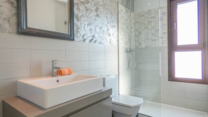 Moderne Obergeschoss-Wohnung mit 2 Schlafzimmern, 2 Bädern, Dachterrasse und Gemeinschaftspool im La Finca Golf and Spa Resort