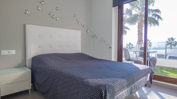 Moderne Obergeschoss-Wohnung mit 2 Schlafzimmern, 2 Bädern, Dachterrasse und Gemeinschaftspool im La Finca Golf and Spa Resort