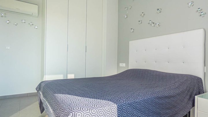 Moderne Obergeschoss-Wohnung mit 2 Schlafzimmern, 2 Bädern, Dachterrasse und Gemeinschaftspool im La Finca Golf and Spa Resort