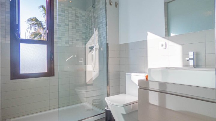 Moderne Obergeschoss-Wohnung mit 2 Schlafzimmern, 2 Bädern, Dachterrasse und Gemeinschaftspool im La Finca Golf and Spa Resort
