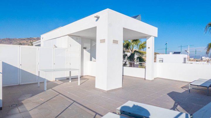 Moderne Obergeschoss-Wohnung mit 2 Schlafzimmern, 2 Bädern, Dachterrasse und Gemeinschaftspool im La Finca Golf and Spa Resort