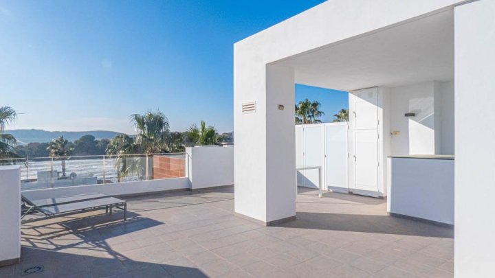 Moderne Obergeschoss-Wohnung mit 2 Schlafzimmern, 2 Bädern, Dachterrasse und Gemeinschaftspool im La Finca Golf and Spa Resort