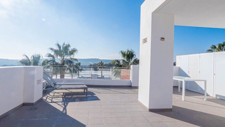Moderne Obergeschoss-Wohnung mit 2 Schlafzimmern, 2 Bädern, Dachterrasse und Gemeinschaftspool im La Finca Golf and Spa Resort
