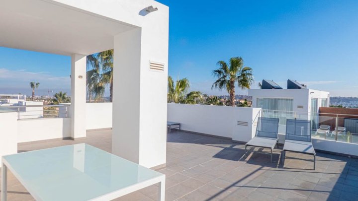 Moderne Obergeschoss-Wohnung mit 2 Schlafzimmern, 2 Bädern, Dachterrasse und Gemeinschaftspool im La Finca Golf and Spa Resort