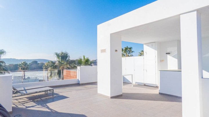 Moderne Obergeschoss-Wohnung mit 2 Schlafzimmern, 2 Bädern, Dachterrasse und Gemeinschaftspool im La Finca Golf and Spa Resort
