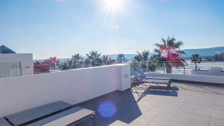 Moderne Obergeschoss-Wohnung mit 2 Schlafzimmern, 2 Bädern, Dachterrasse und Gemeinschaftspool im La Finca Golf and Spa Resort