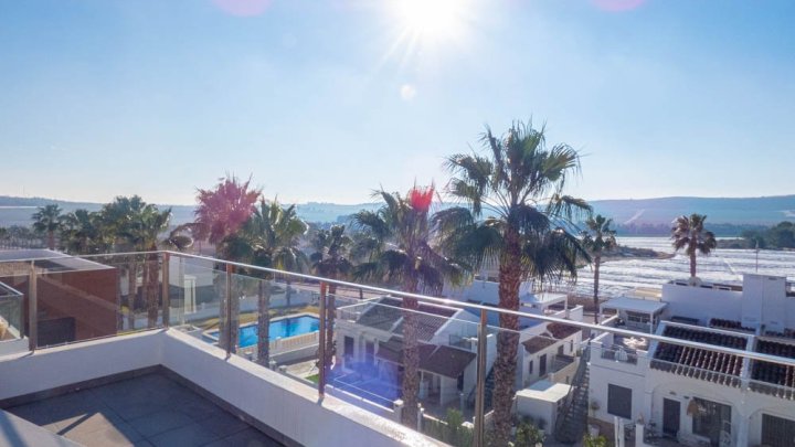 Moderne Obergeschoss-Wohnung mit 2 Schlafzimmern, 2 Bädern, Dachterrasse und Gemeinschaftspool im La Finca Golf and Spa Resort