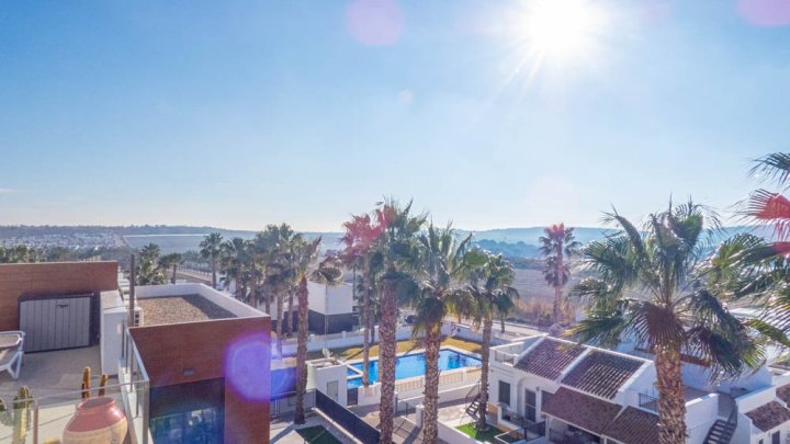 Moderne Obergeschoss-Wohnung mit 2 Schlafzimmern, 2 Bädern, Dachterrasse und Gemeinschaftspool im La Finca Golf and Spa Resort