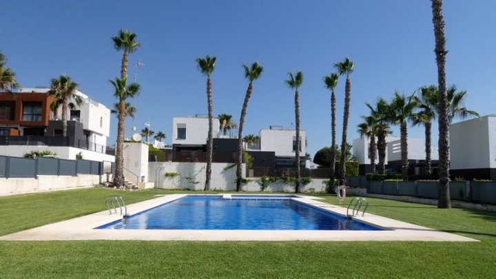 Moderne Obergeschoss-Wohnung mit 2 Schlafzimmern, 2 Bädern, Dachterrasse und Gemeinschaftspool im La Finca Golf and Spa Resort