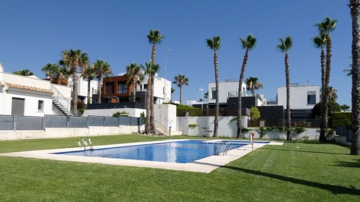 Moderne Obergeschoss-Wohnung mit 2 Schlafzimmern, 2 Bädern, Dachterrasse und Gemeinschaftspool im La Finca Golf and Spa Resort