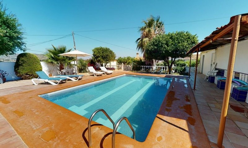 Villa mit Gästehaus, Privatpool und wunderschönem Ausblick