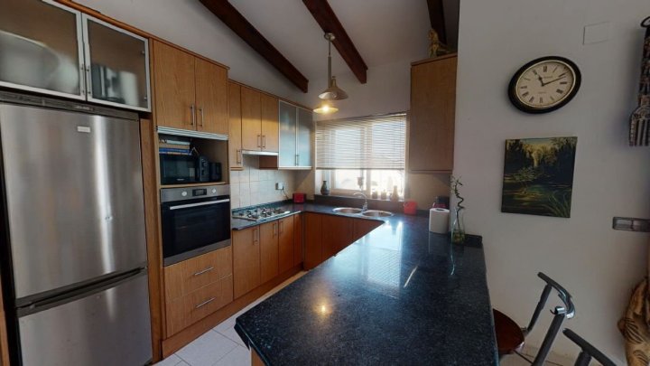 Villa mit Gästehaus, Privatpool und wunderschönem Ausblick