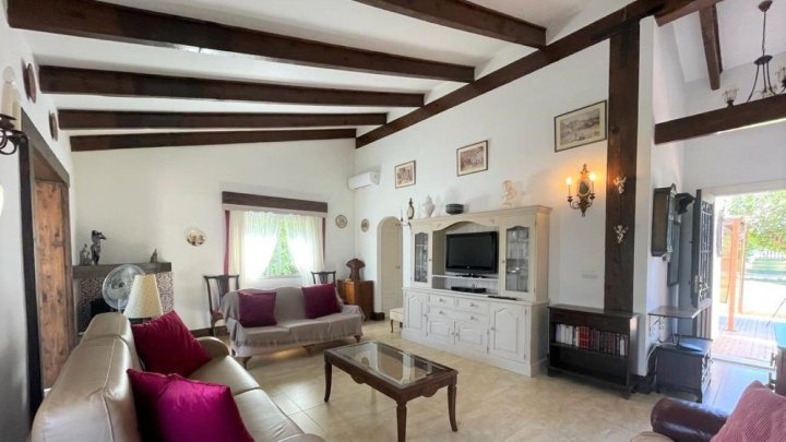 Villa mit Gästehaus, Privatpool und wunderschönem Ausblick