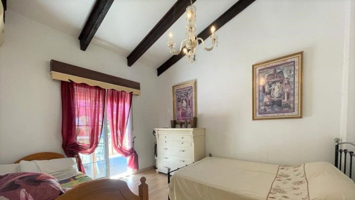 Villa mit Gästehaus, Privatpool und wunderschönem Ausblick