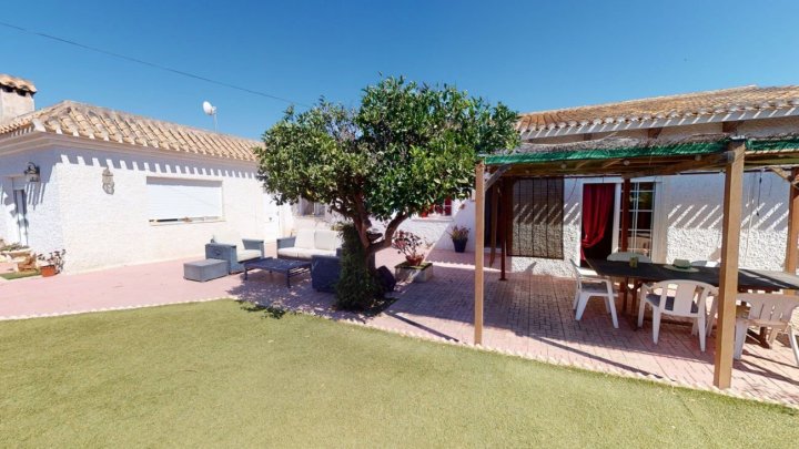Villa mit Gästehaus, Privatpool und wunderschönem Ausblick