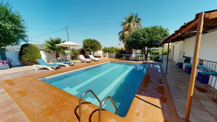 Villa mit Gästehaus, Privatpool und wunderschönem Ausblick