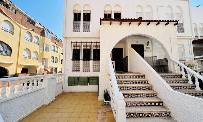 Doppelhaushälfte mit 3 Schlafzimmern, 2 Bädern und Dachterrasse nur 300 m vom Strand