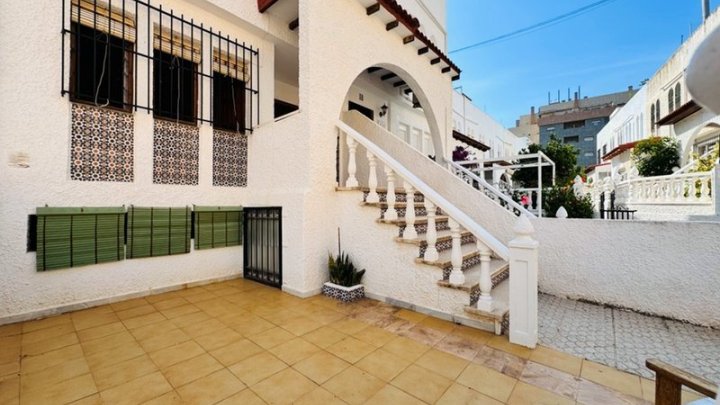 Doppelhaushälfte mit 3 Schlafzimmern, 2 Bädern und Dachterrasse nur 300 m vom Strand