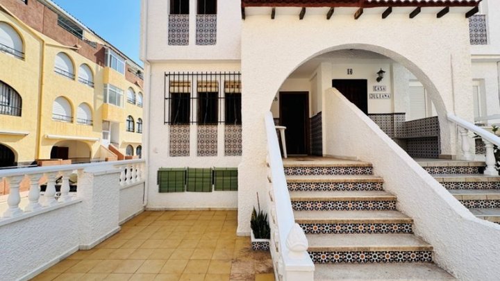 Doppelhaushälfte mit 3 Schlafzimmern, 2 Bädern und Dachterrasse nur 300 m vom Strand