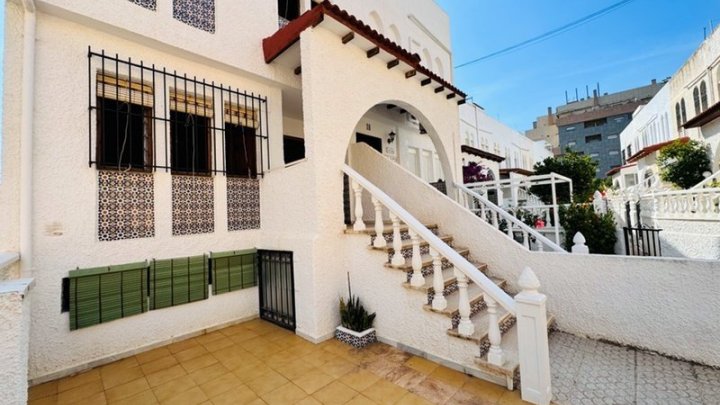 Doppelhaushälfte mit 3 Schlafzimmern, 2 Bädern und Dachterrasse nur 300 m vom Strand