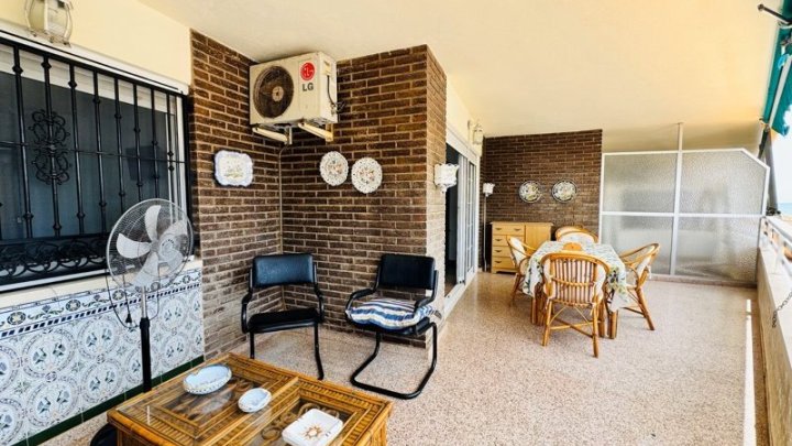 Großzügiges Appartement mit 3 Schlafzimmern, 1 Bad und seitlichem Meerblick nur 50 m vom Strand