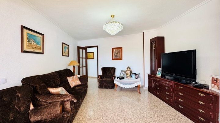 Großzügiges Appartement mit 3 Schlafzimmern, 1 Bad und seitlichem Meerblick nur 50 m vom Strand