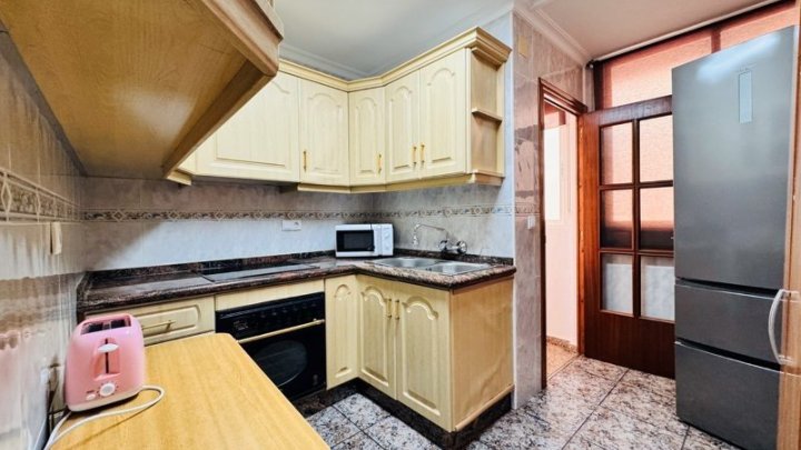 Großzügiges Appartement mit 3 Schlafzimmern, 1 Bad und seitlichem Meerblick nur 50 m vom Strand