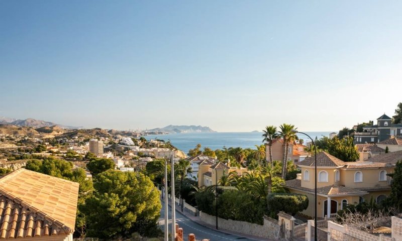 Villa mit 3 Schlafzimmern, 2 Bädern, Privatpool, Garage und  Panoramablick auf die Küste und das Meer