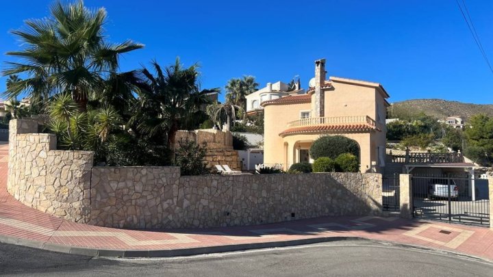 Villa mit 3 Schlafzimmern, 2 Bädern, Privatpool, Garage und  Panoramablick auf die Küste und das Meer