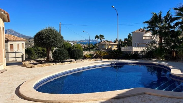 Villa mit 3 Schlafzimmern, 2 Bädern, Privatpool, Garage und  Panoramablick auf die Küste und das Meer