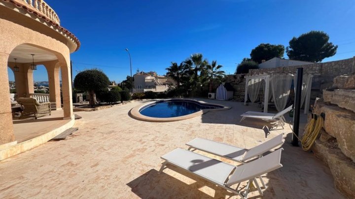 Villa mit 3 Schlafzimmern, 2 Bädern, Privatpool, Garage und  Panoramablick auf die Küste und das Meer