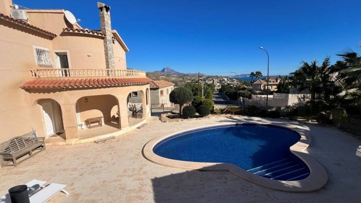 Villa mit 3 Schlafzimmern, 2 Bädern, Privatpool, Garage und  Panoramablick auf die Küste und das Meer