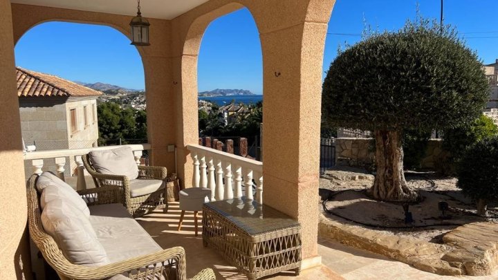 Villa mit 3 Schlafzimmern, 2 Bädern, Privatpool, Garage und  Panoramablick auf die Küste und das Meer