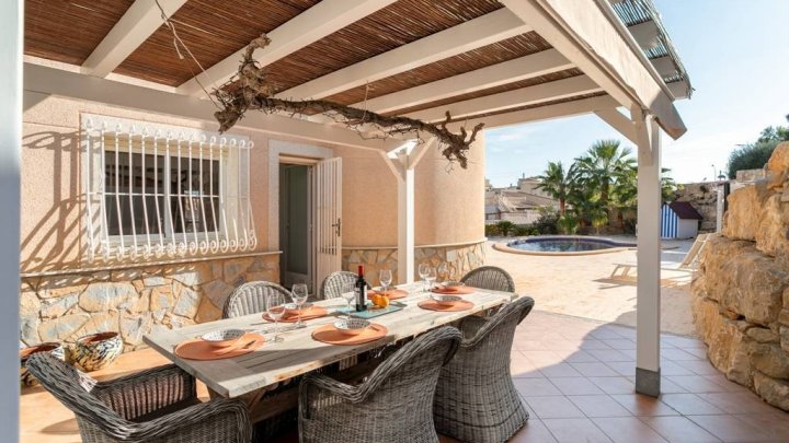 Villa mit 3 Schlafzimmern, 2 Bädern, Privatpool, Garage und  Panoramablick auf die Küste und das Meer