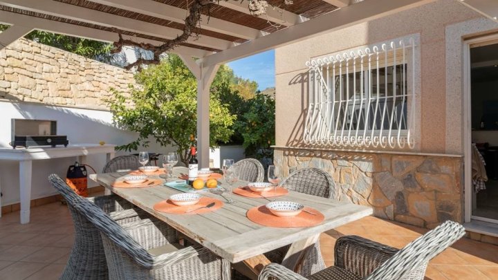 Villa mit 3 Schlafzimmern, 2 Bädern, Privatpool, Garage und  Panoramablick auf die Küste und das Meer
